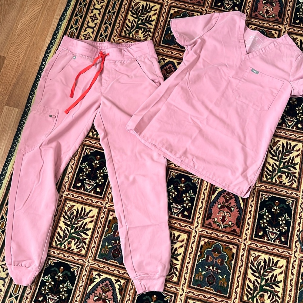 Figs scrub top and bottom